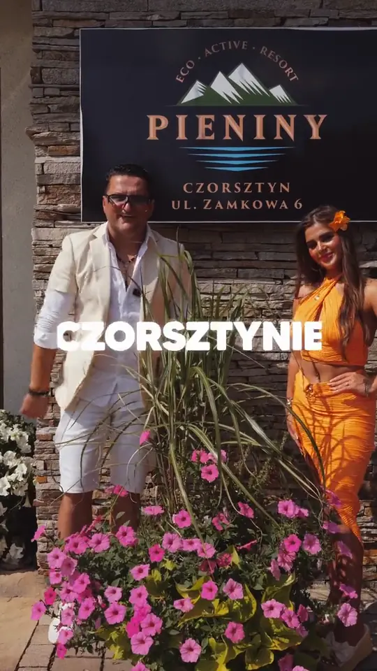 Mężczyzna w jasnej marynarce i kobieta w pomarańczowym stroju przed szyldem ECO Active Resort Pieniny